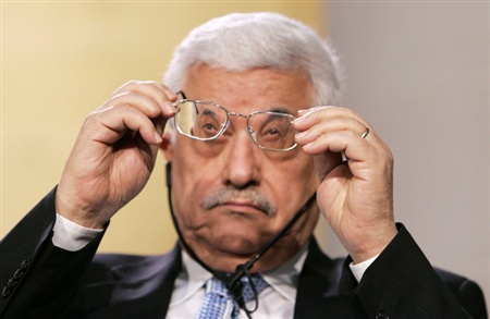 mahmoud abbas cleaning glasses