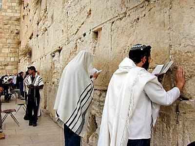WesternWallMenpraying
