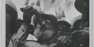 rabbi blowing shofar