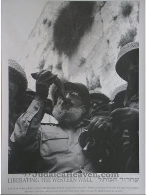 rabbi blowing shofar