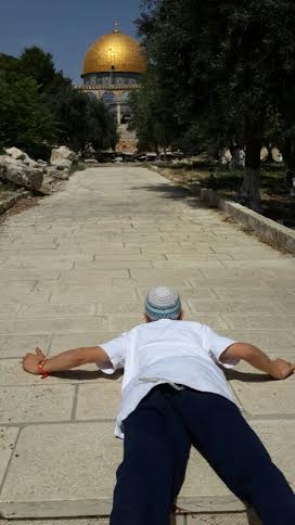 temple-mount-young-boy-prayer